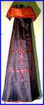 Mantelkap van Pomba Gira in zwart en rood. 